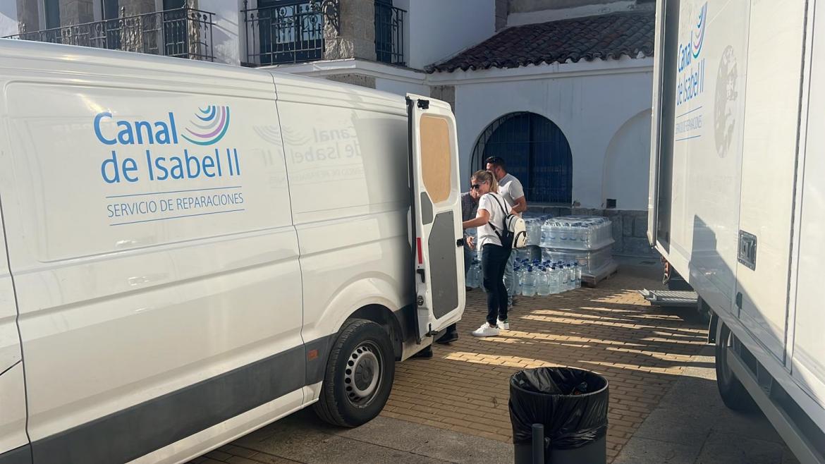 Furgoneta Canal con botellas de agua