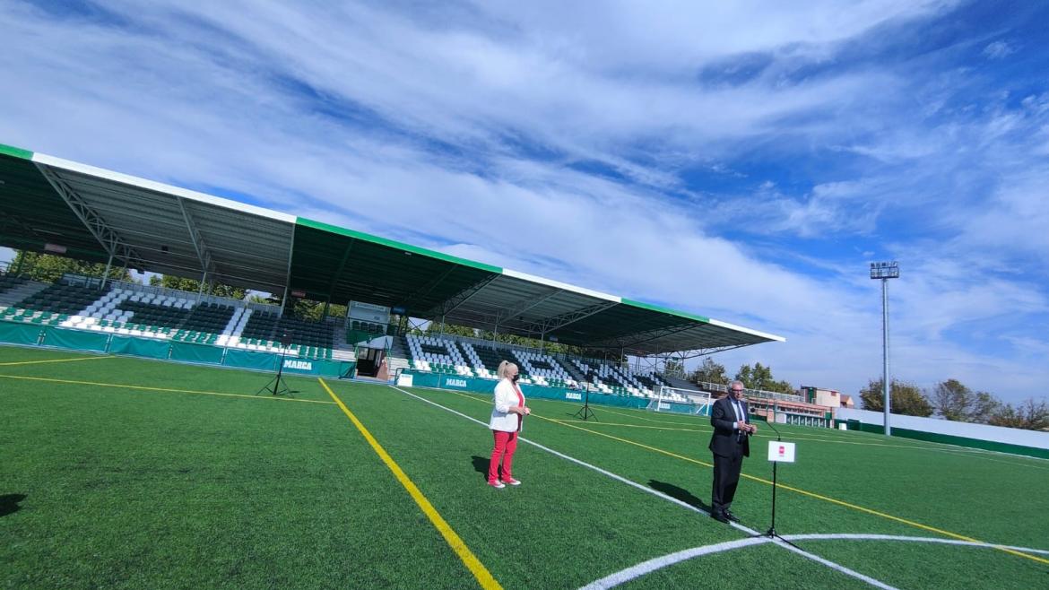 Carlos Izquierdo interviniendo en un atril en el campo de fútbol