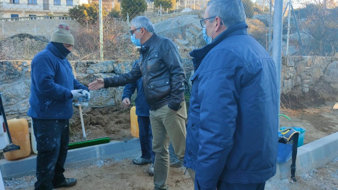 El consejero hablando con un operario acompañado del alcalde del municipio