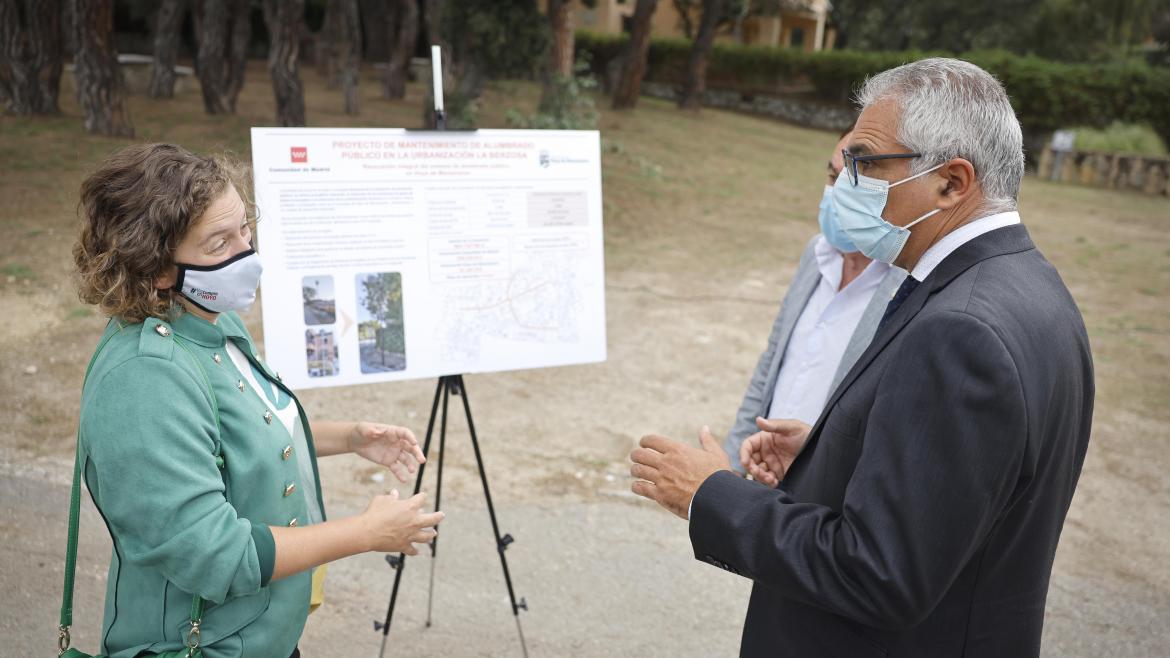 El consejero Carlos Izquierdo visita La Berzosa Sur en Hoyo de Manzanares para supervisar los trabajos en la zona El consejero hablando con la alcaldesa
