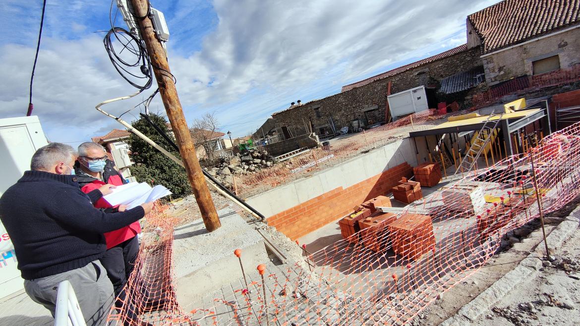 El consejero junto con el alcalde visitando las obras