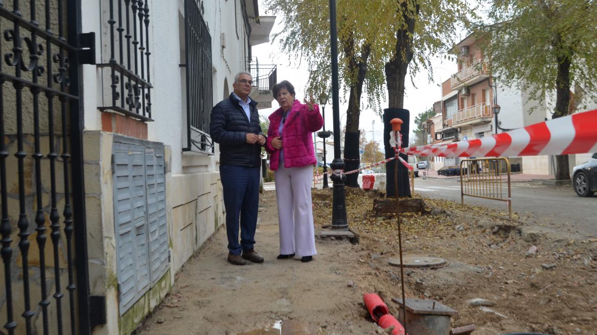 El consejero visitando una calle en obras