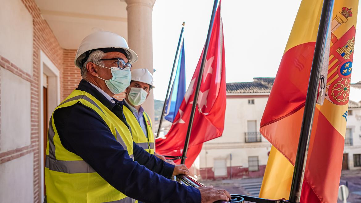 Carlos Izquierdo visita el nuevo Ayuntamiento de Tielmes Carlos Izquierdo durante su visita al nuevo Ayuntamiento de Tielmes