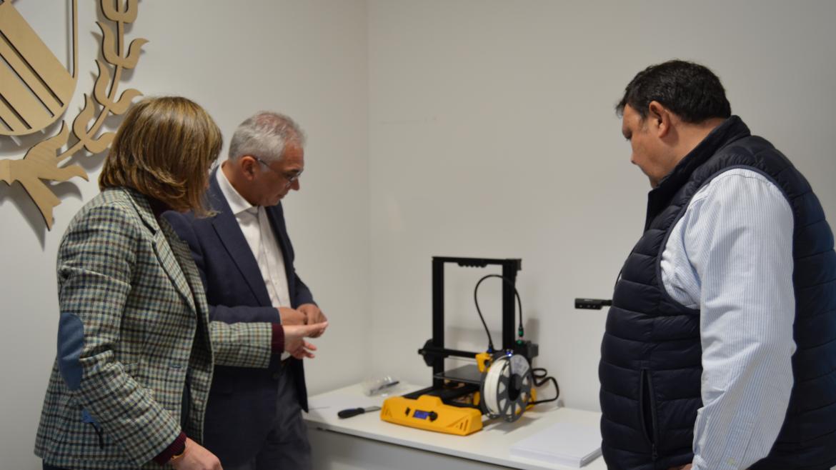 La Comunidad de Madrid presenta en Miraflores de la Sierra su proyecto de centros de formación en competencias digitales El consejero Carlos Izquierdo en la presentación