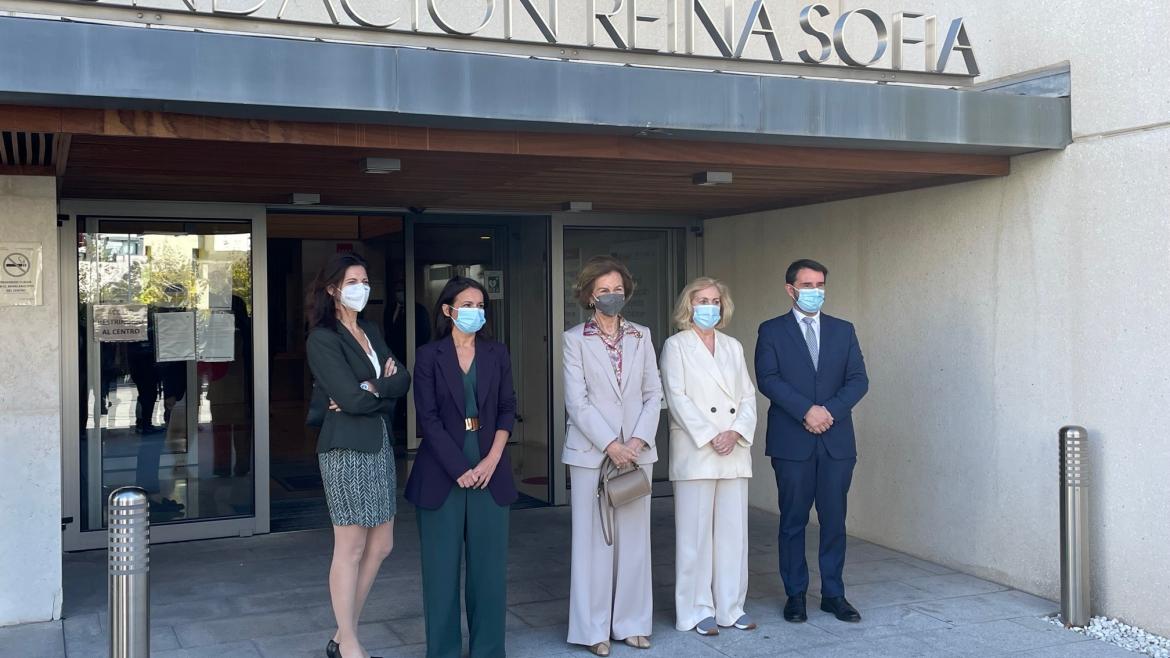 La consejera posando en la puerta de la Fundación Reina Sofía