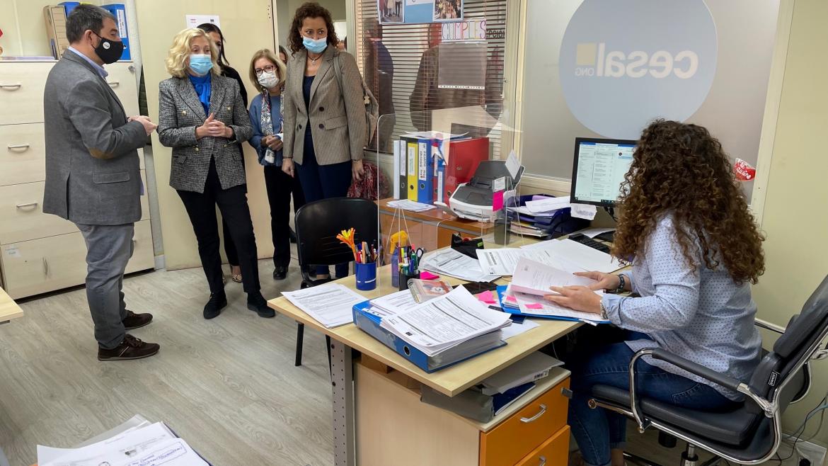 La consejera recorriendo las instalaciones