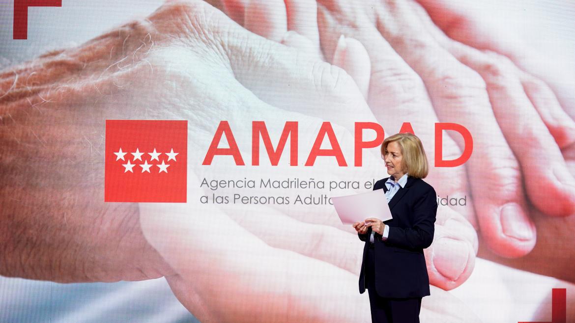 La consejera Concepción Dancausa presenta la Agencia para el Apoyo a las Personas Adultas con Discapacidad (AMAPAD) La consejera interviniendo en el escenario