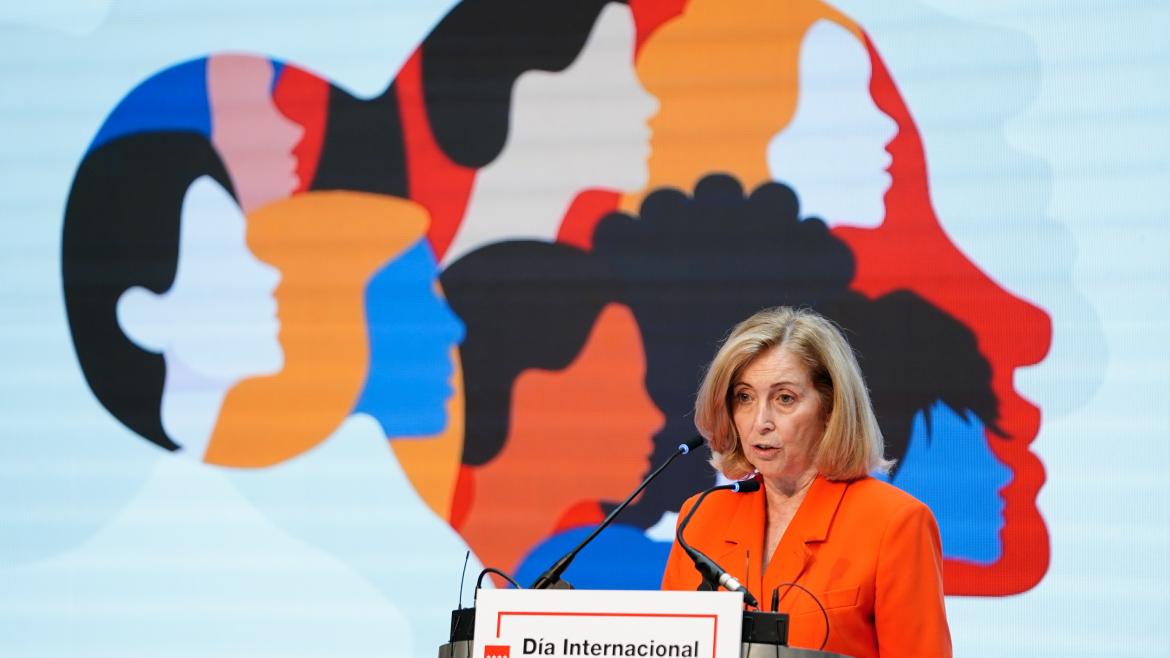 La consejera interviniendo en el atril