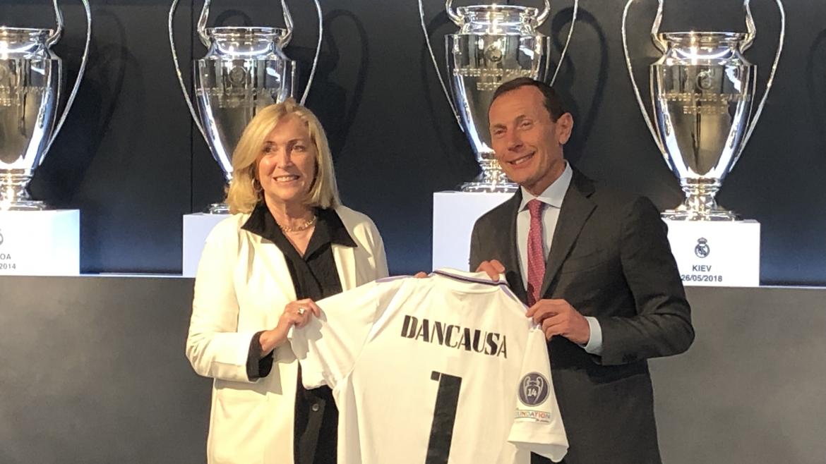 La consejera Concepción Dancausa firma un convenio de colaboración con el Real Madrid La consejera recogiendo una camiseta del equipo