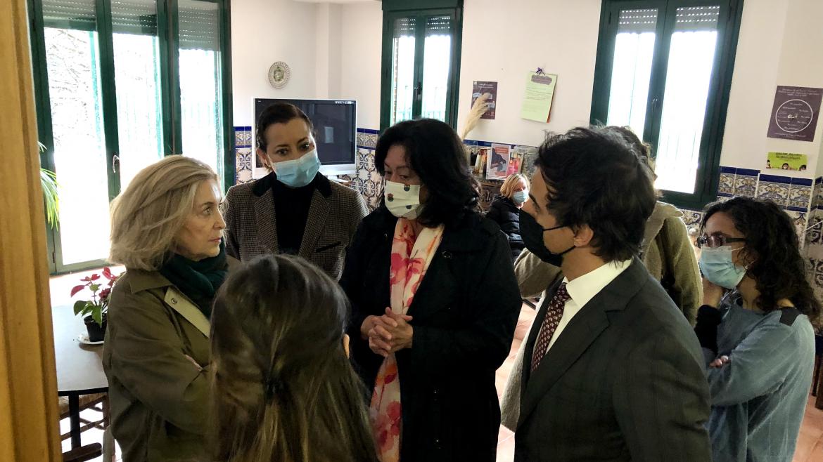 Varias mujeres hablando en grupo