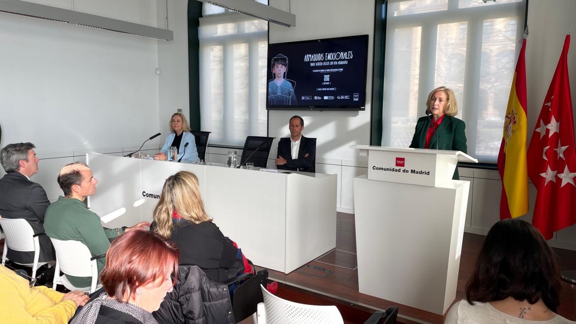 La consejera interviniendo en el atril del acto
