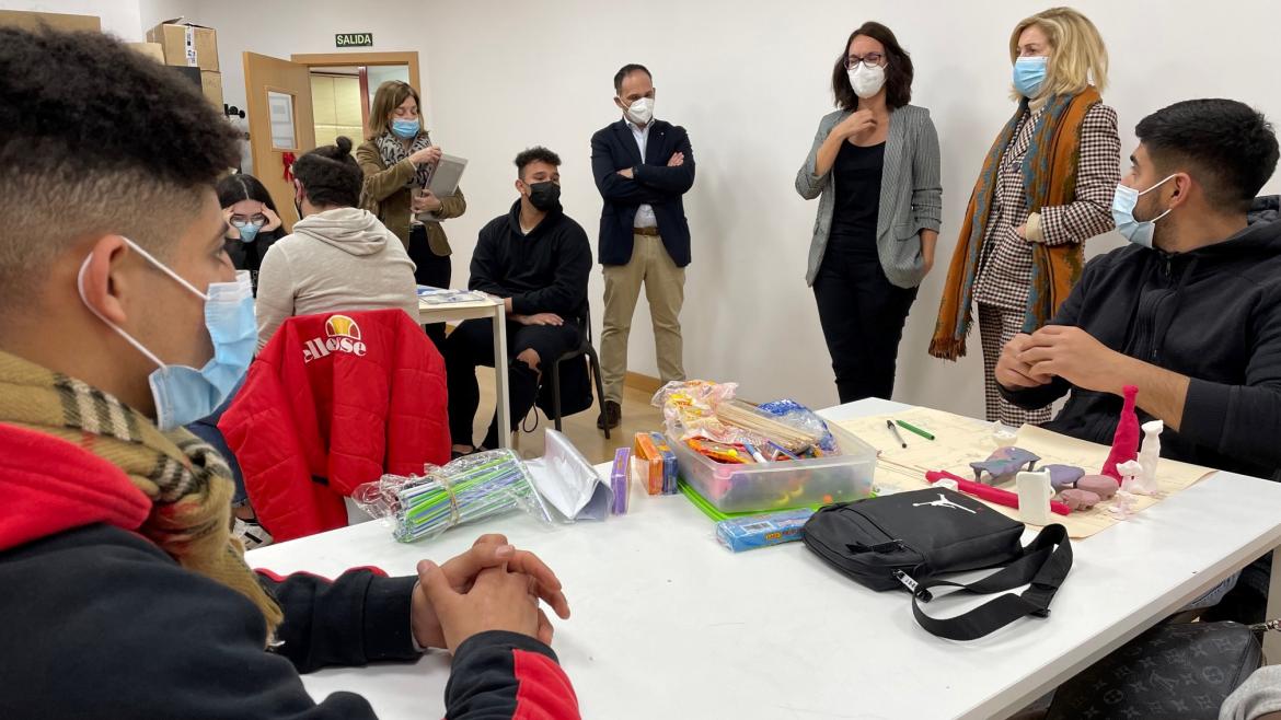 La consejera hablando con algunos jóvenes