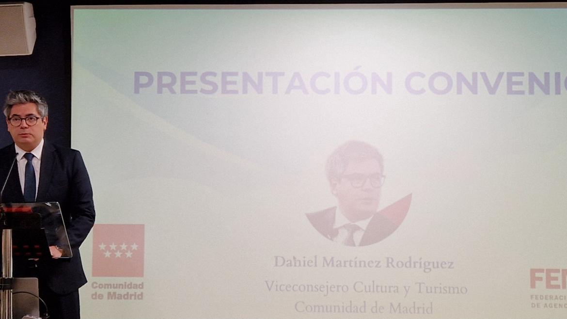 El viceconsejero interviniendo en el atril