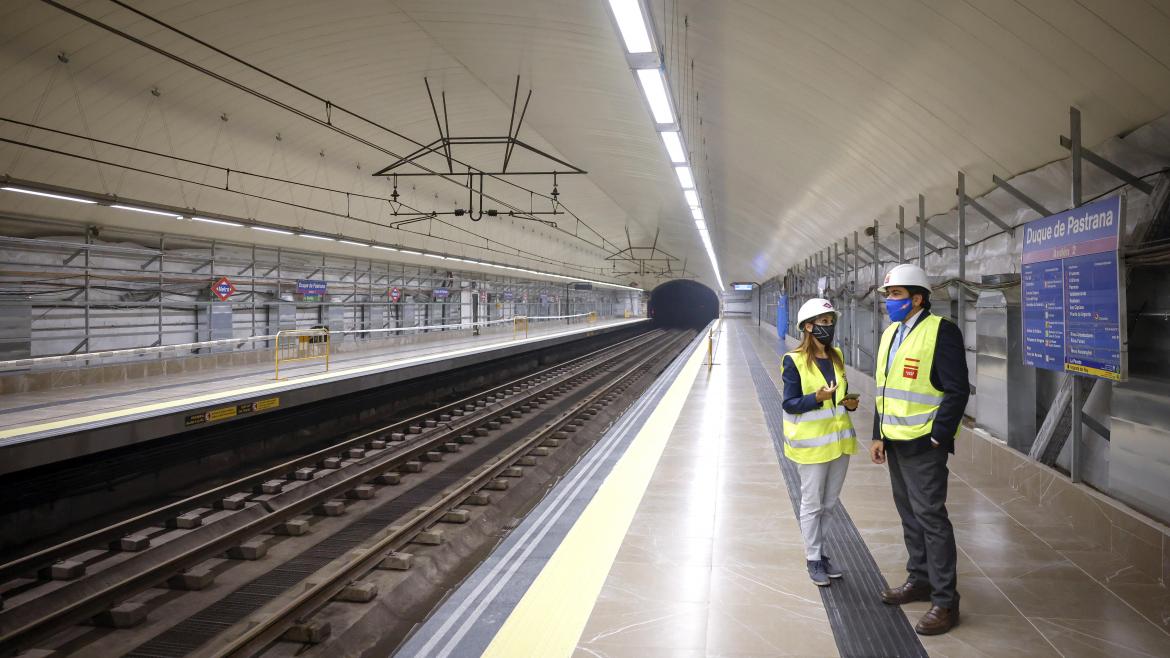 El consejero junto a otra persona en el andén de la estación de Metro de Duque de Pastrana