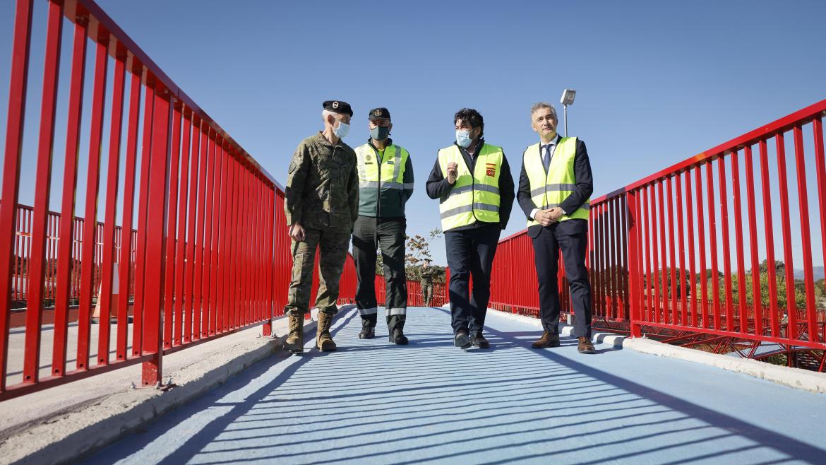 El consejero David Pérez ha visitado las obras recién finalizadas de una pasarela peatonal y ciclista en El Goloso en la M-607 El consejero caminando por la pasarela