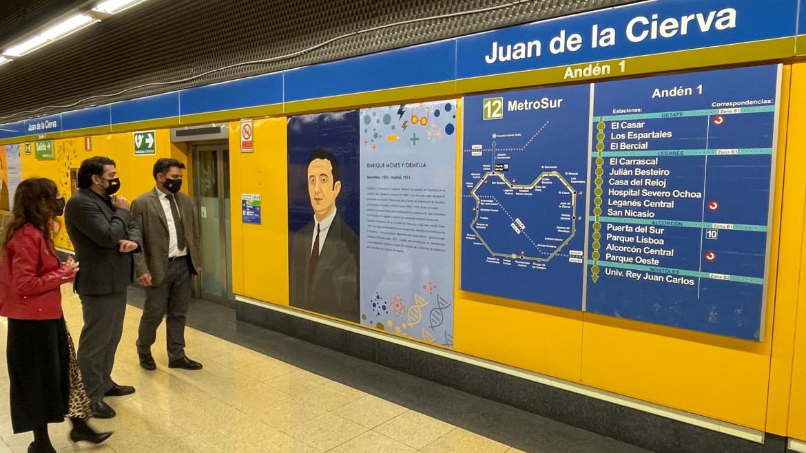 El consejero en el andén ante uno de los murales
