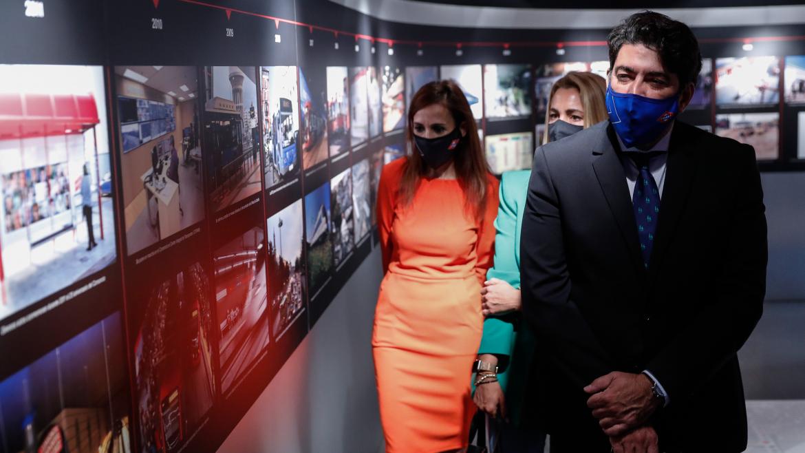 El consejero recorriendo la exposición de fotos