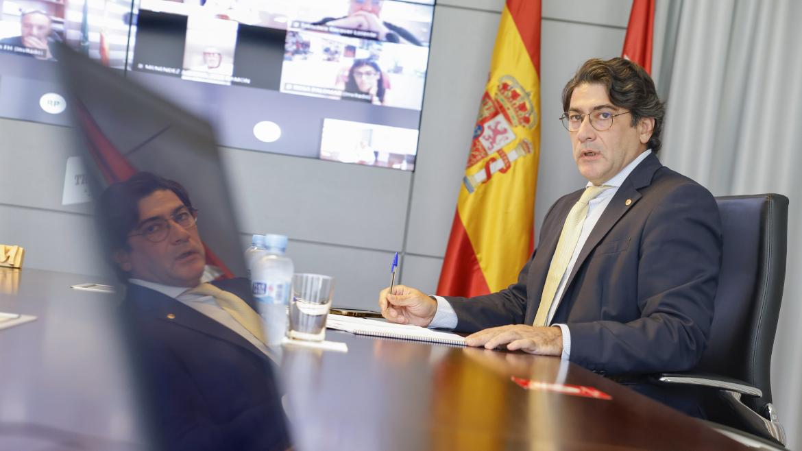 El consejero en la mesa de la reunión