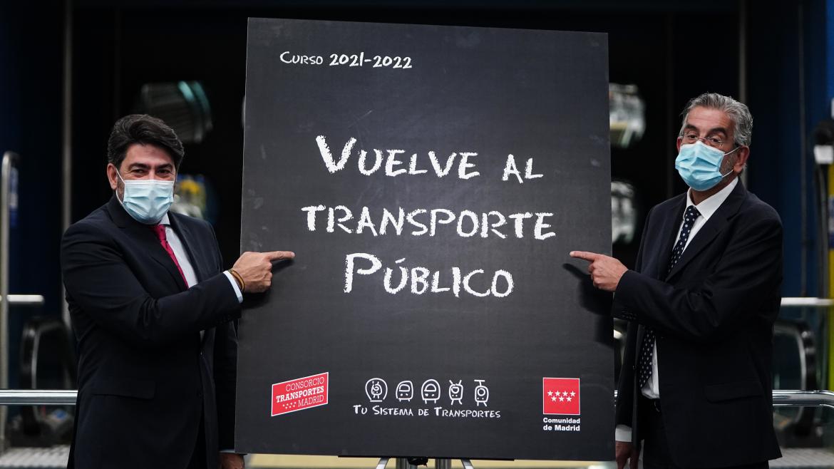 El consejero David Pérez ha presentado la campaña Vuelve al Transporte Público El consejero sujeta un cartel donde pone Vuelve al Transporte Público con letra y estética de pizarra