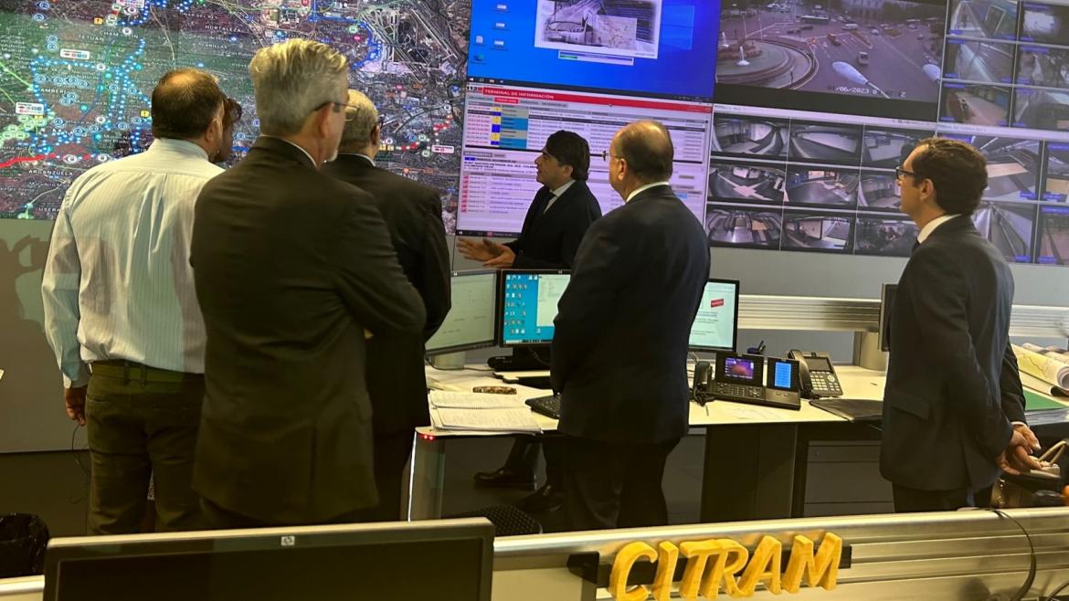 El consejero enseñando las instalaciones del CRTM
