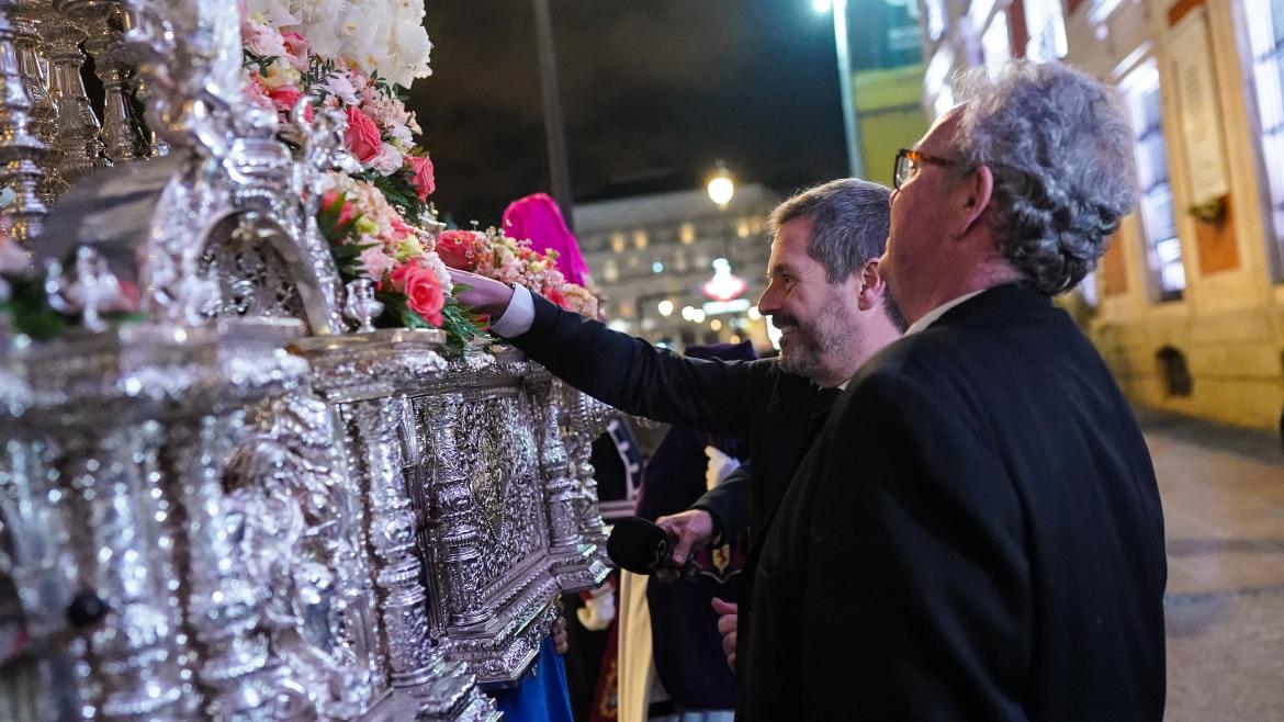 Mariano de Paco Serrano en el paso de procesiones por la Puerta del Sol