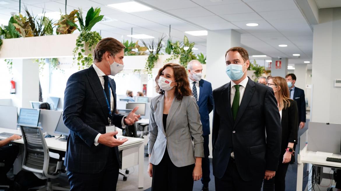 La presidenta recorriendo las instalaciones