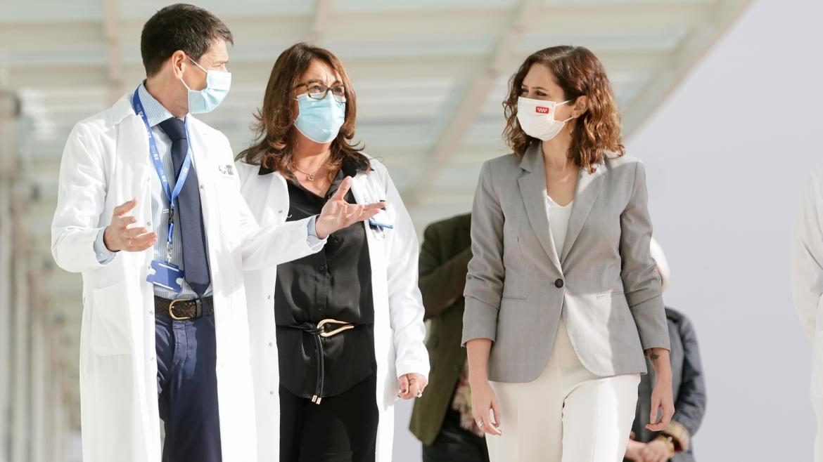 La presidenta recorriendo las instalaciones del hospital con los jefes del equipo médico