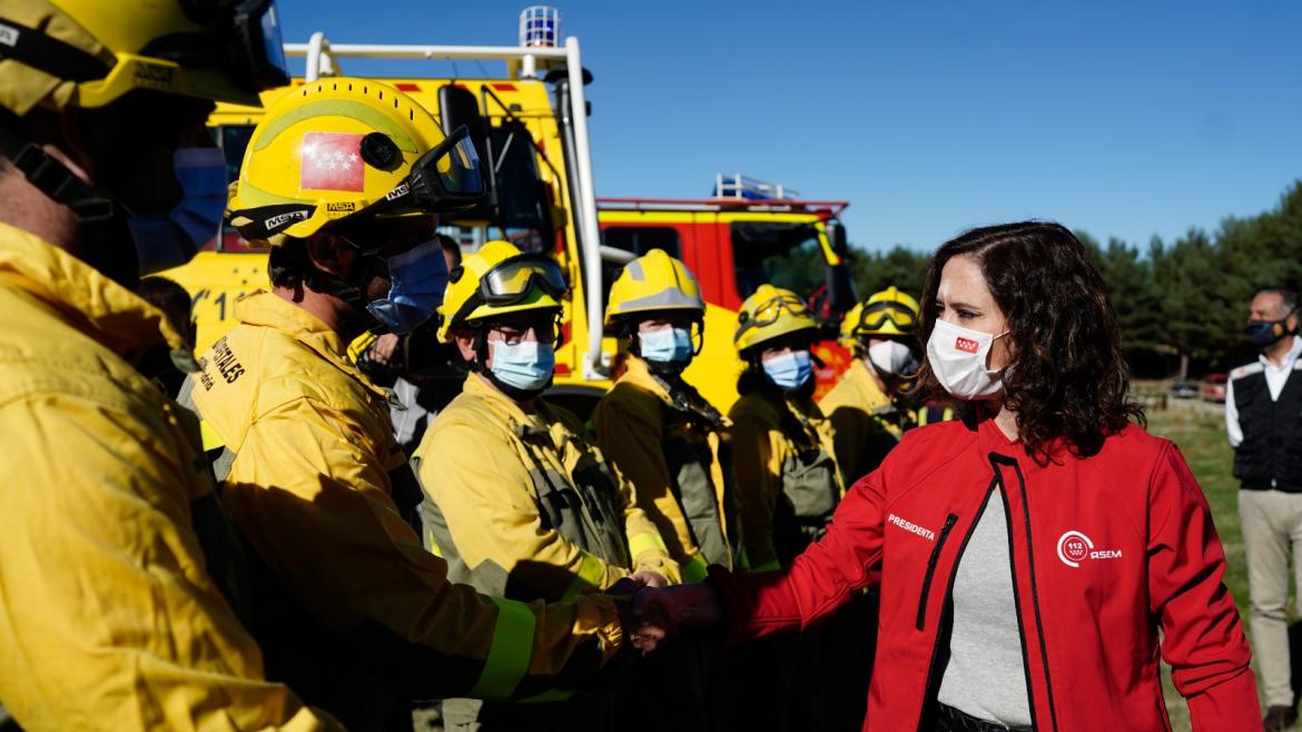 La presidenta saludando a algunos bomberos