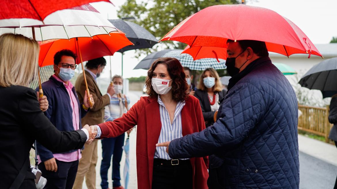 La presidenta saludando a los vecinos acompañada del alcalde 