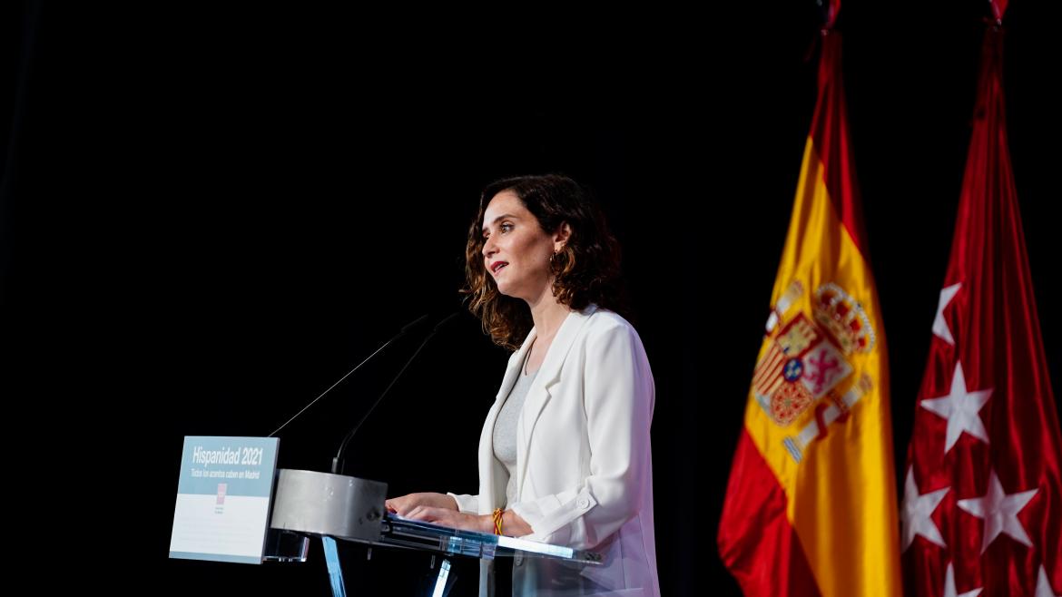 La presidenta en el atril donde pone Hispanidad 2021