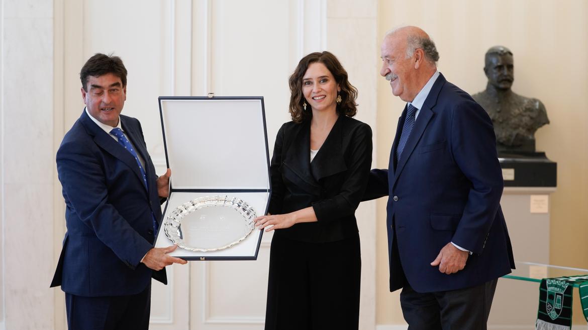 La presidenta con el galardón recibido entre las manos junto a Vicente del Bosque y el alcalde de Alalpardo-Valdeolmos  
