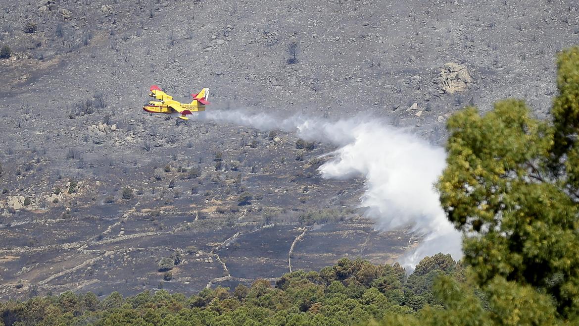 Avión extinguiendo el incendio
