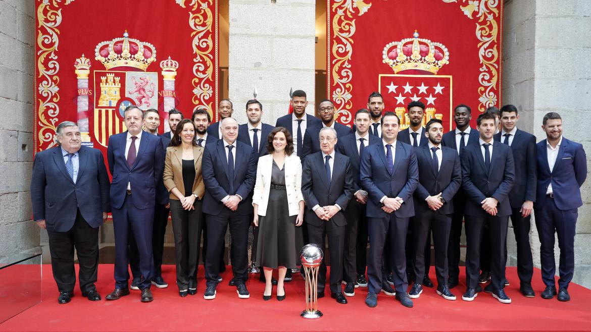 Díaz Ayuso felicita al Real Madrid de Baloncesto en la Real Casa de Correos