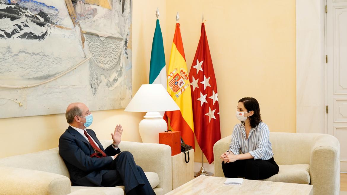 Isabel Díaz Ayuso durante su reunión con el embajador de Italia