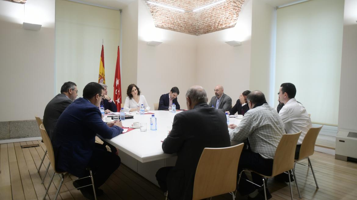 Díaz Ayuso se reúne con el sector del taxi