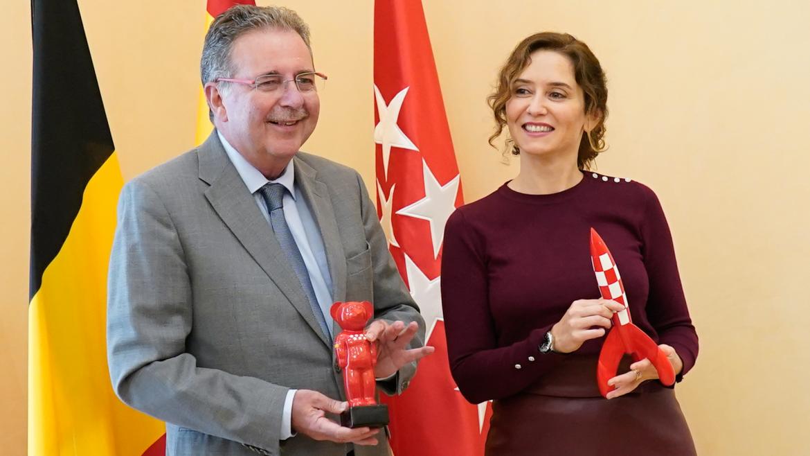 La presidenta de la Comunidad de Madrid ha recibido en la Real Casa de Correos a Rudi Vervoort La presidenta saludando a el ministro presidente de la Región de Bruselas