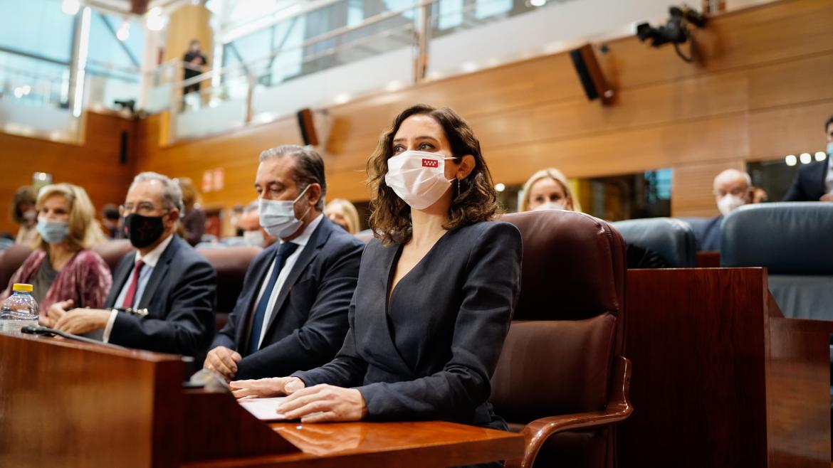 La presidenta sentada en su lugar en pleno de la Asamblea de Madrid