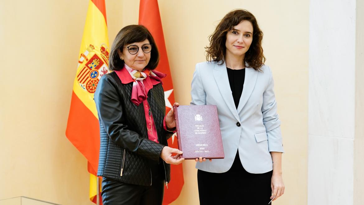 La presidenta junto a la representante de la institución recibiendo la memoria