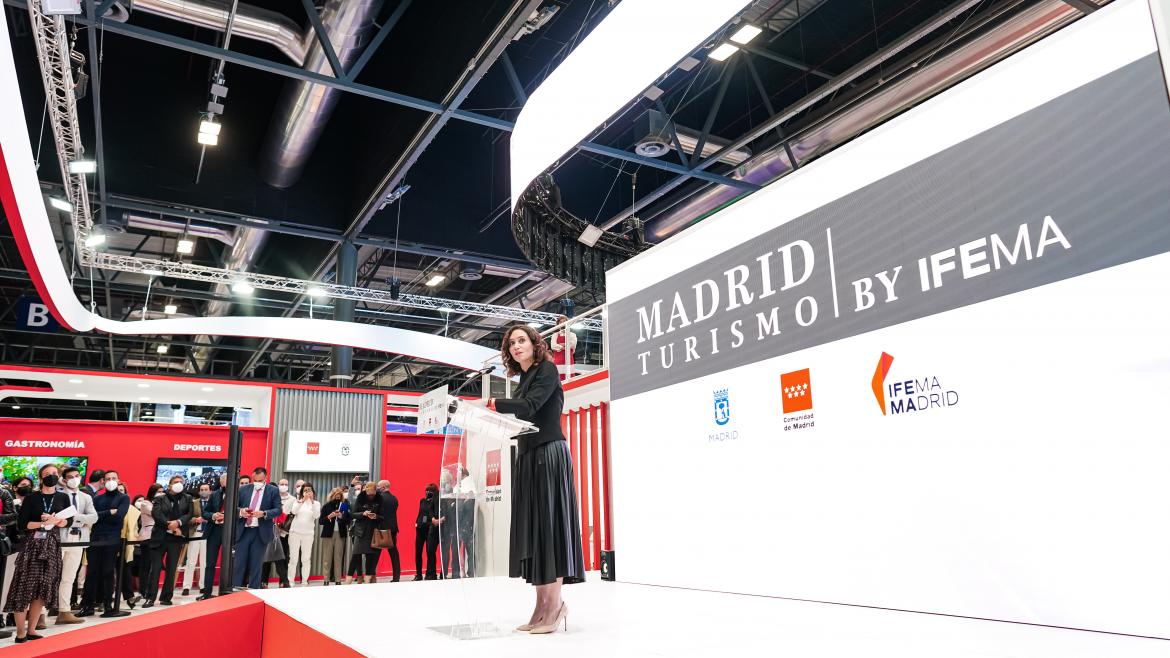 Díaz Ayuso presenta la creación de una plataforma única para la promoción turística en el extranjero con Ayuntamiento de Madrid e IFEMA La presidenta interviniendo en el atril en el escenario del acto