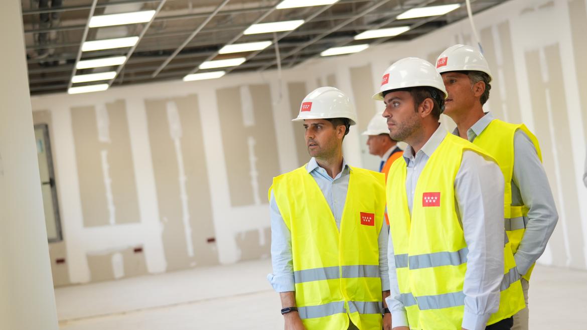 El consejero Emilio Viciana durante la visita a las obras de un nuevo instituto público en Arganda del Rey