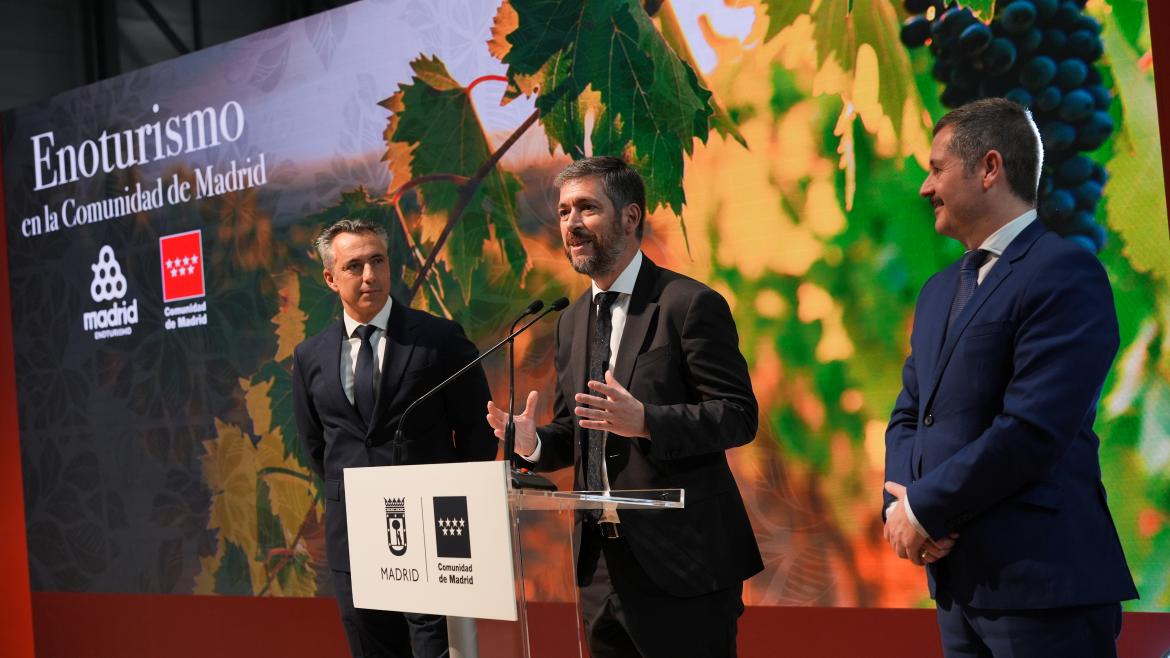 Los consejeros Miguel Ángel García, Carlos Novillo y Mariano de Paco Serrano durante la presentación del Año del Enoturismo