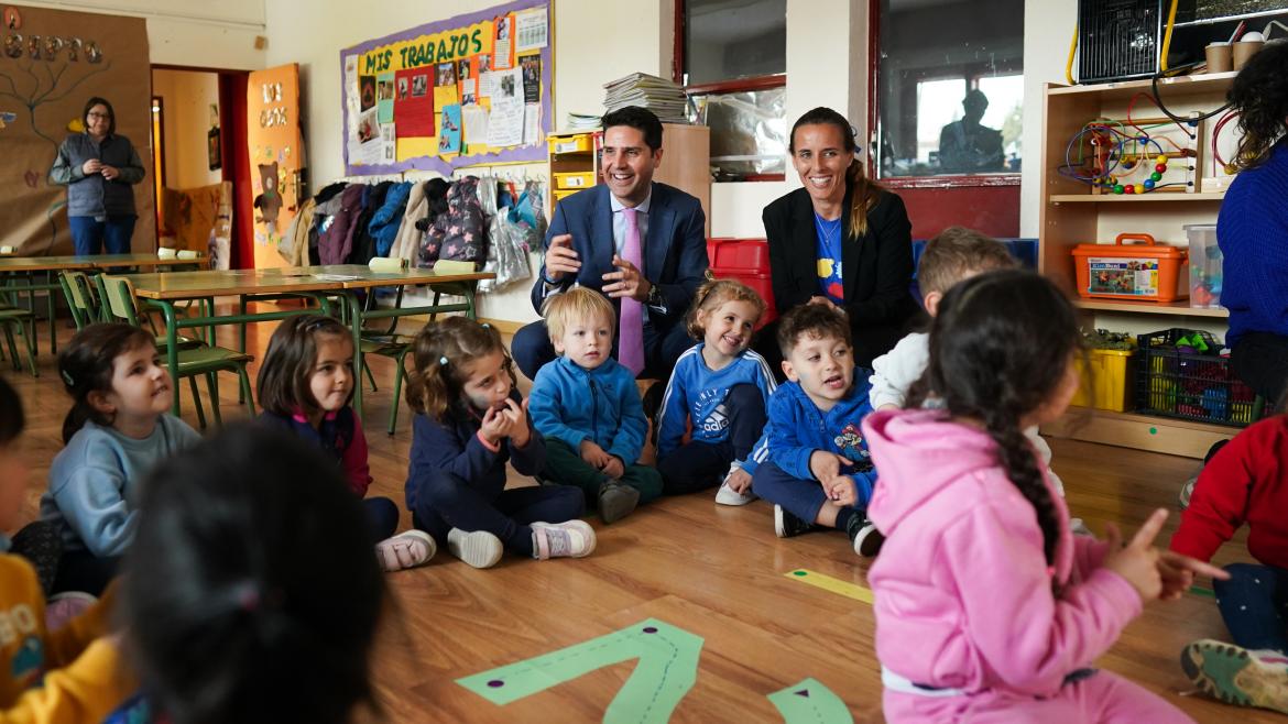 El consejero Emilio Viciana durante su visita al colegio público Arquitecto Gaudí