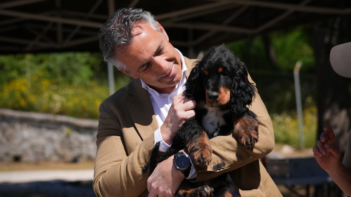 Novillo supervisa la formación a las unidades caninas de Agentes Forestales El consejero Carlos Novillo con las unidades caninas de Agentes Forestales