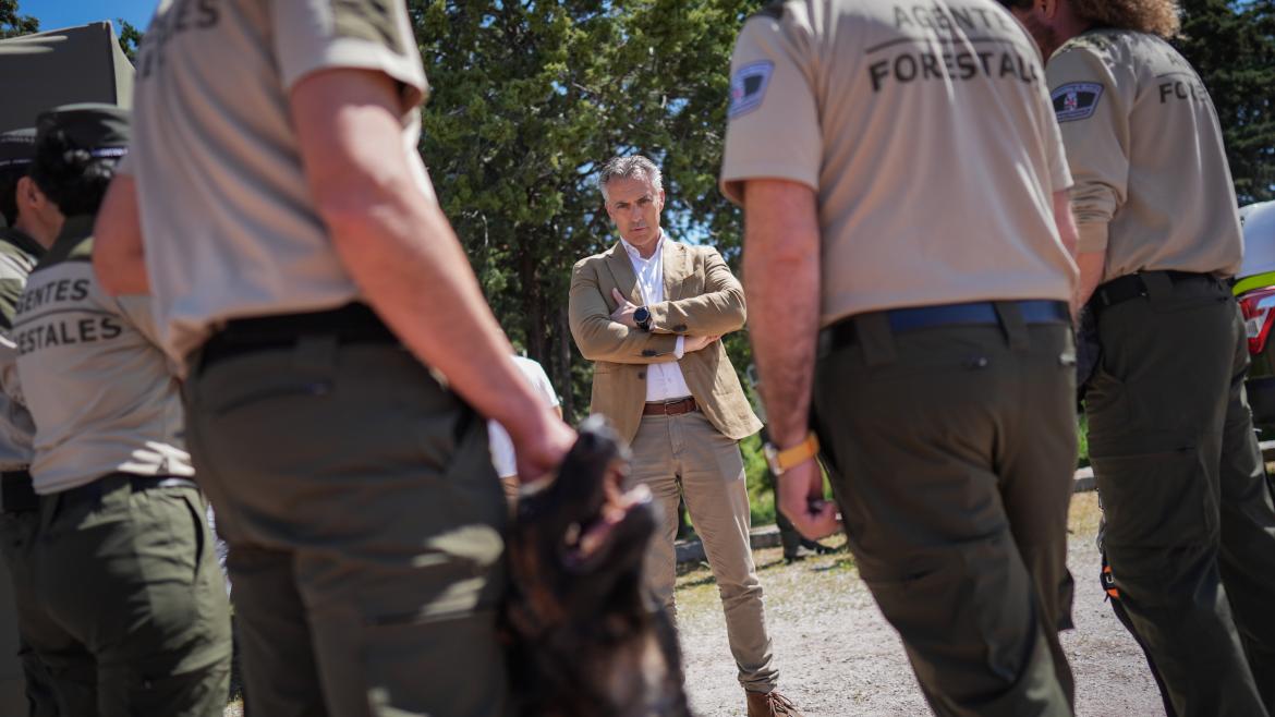 El consejero Carlos Novillo con las unidades caninas de Agentes Forestales
