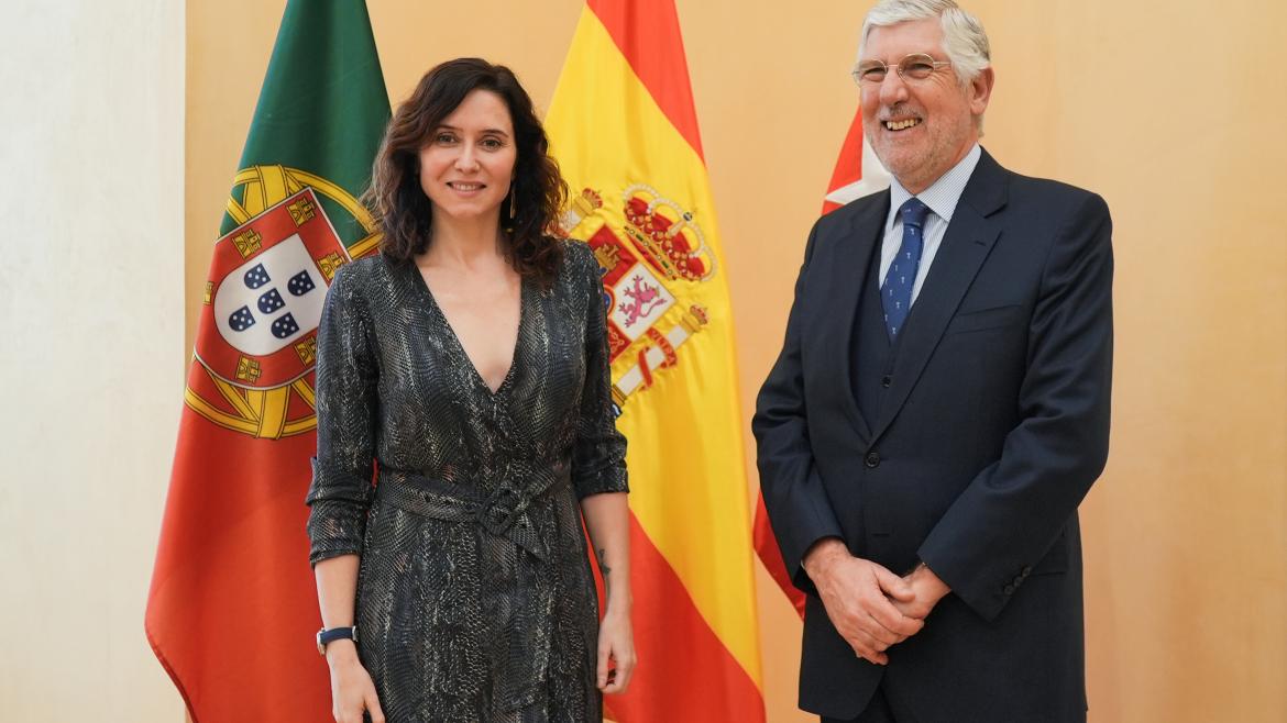 La presidenta Isabel Díaz Ayuso durante su reunión con el embajador de Portugal en España