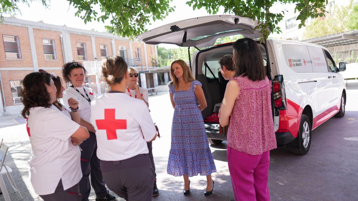 La consejera Ana Dávila durante su visita al Centro de Emergencia Social de Cruz Roja