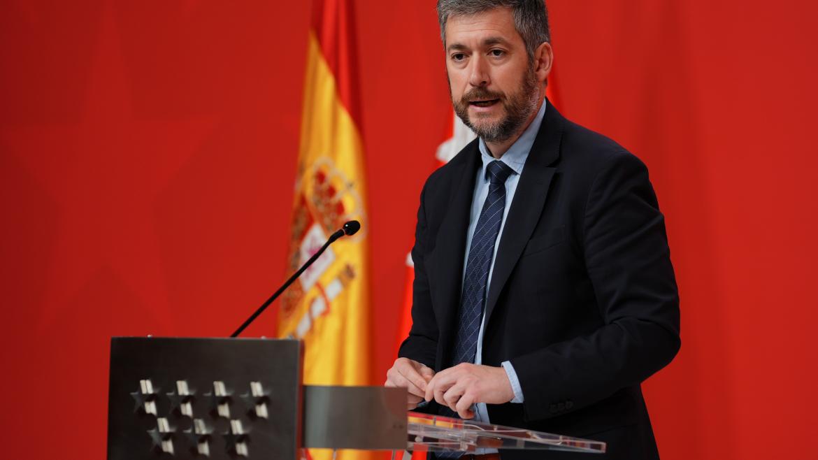 El portavoz Miguel Ángel García Martín atiende a los medios de comunicación