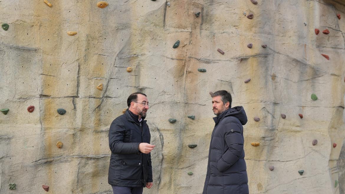 García Martín visita en Colmenar Viejo el Parque de los Héroes El consejero Miguel Ángel García Martín durante su visita en Colmenar Viejo al Parque de los Héroes