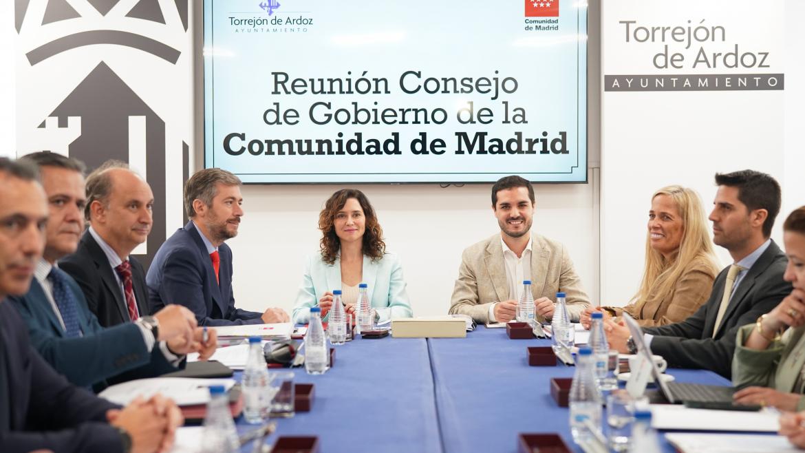 La presidenta Isabel Díaz Ayuso preside el Consejo de Gobierno celebrado en el Ayuntamiento de Torrejón de Ardoz