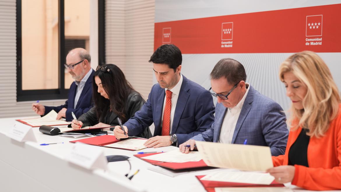 El consejero Emilio Viciana durante la firma con los sindicatos del acuerdo